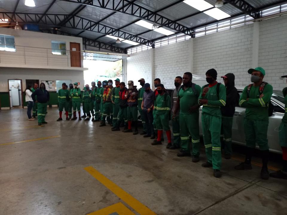 Foto 4 de 14 — Voluntários do Bem fazem café da manhã para coletores de lixo